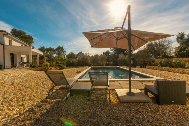 piscine extérieur d'une maison Delhome immobilier