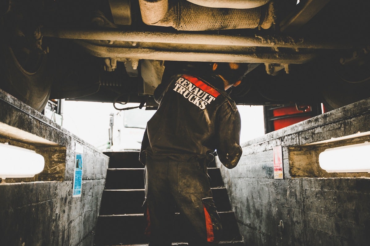 Mécanicien au travail chez Renault Trucks Beaucaire — reportage photo Stardust Communication