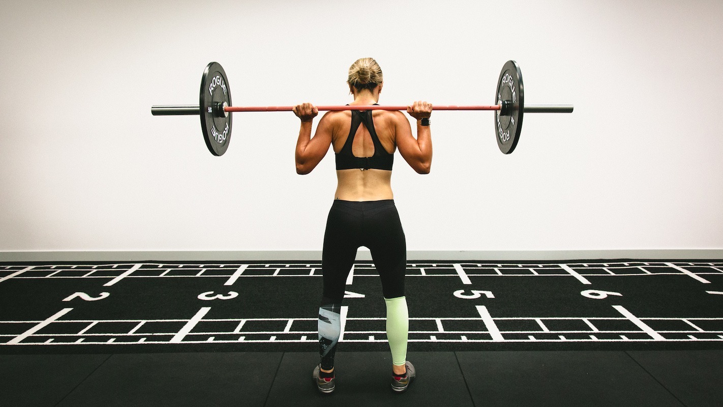 Femme soulevant des haltères en salle de musculation — shooting photo Aurélia Gramain par Stardust Communication