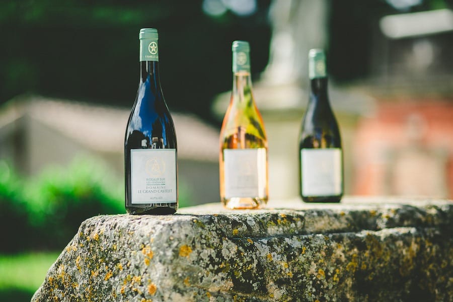 Bouteilles de vin au domaine du Grand Castelet — shooting domaine viticole Stardust Communication
