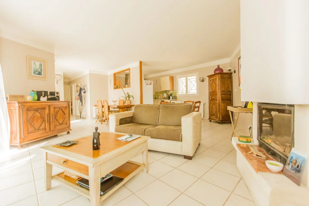 Salon lumineux avec lumière naturelle maîtrisée, photographie immobilière professionnelle